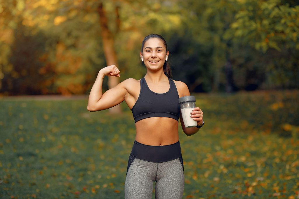 La creatina monohidratada es un suplemento conocido por tener efectos positivos en el aumento de la masa muscular y la mejora del rendimiento deportivo. 